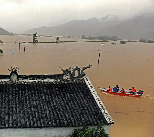 In Chinas Provinz Zhejiang stehen ganze Drfer unter Wasser.   | Foto: dpa