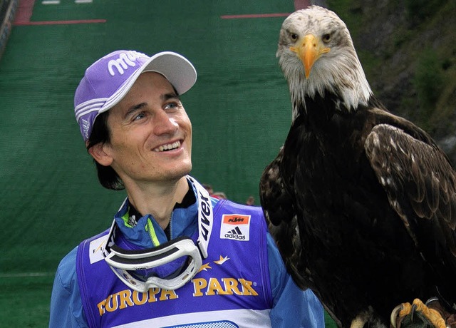 Zwei Adler auf der Adlerschanze: Marti...t keine Angst vor dem Weikopfadler.    | Foto: DIETER MAURER
