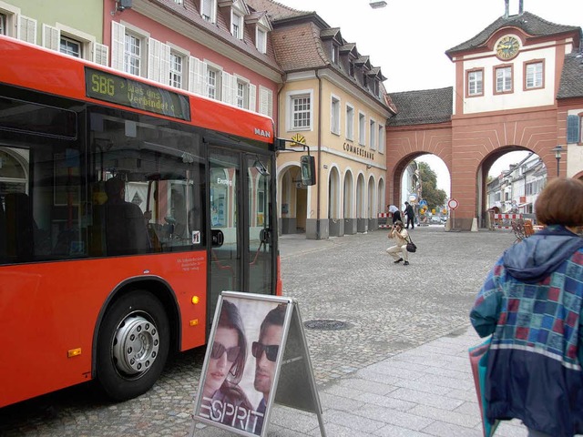 Knftig links durch&#8217;s kleinere Tor fahren die Gelenkbusse.   | Foto: Walser