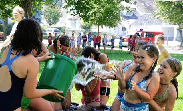 &#8222;Wasser marsch&#8220; hie es be...Rahmen der Endinger Ferienspielaktion.  | Foto: Roland Vitt