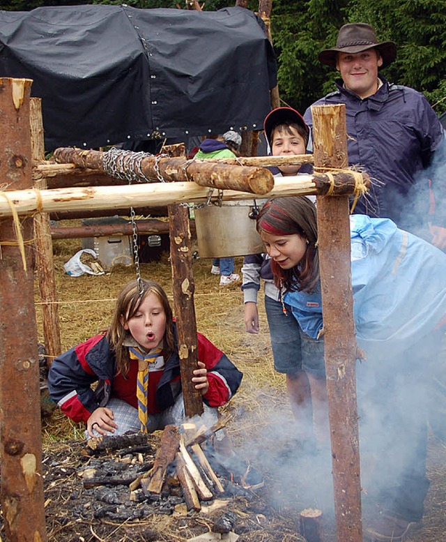 Frs warme Essen muss  erst einmal Feuer gemacht werden.    | Foto: BZ