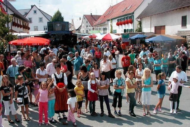 Ewattinger Dorffest bringt Besucher ins Schwrmen