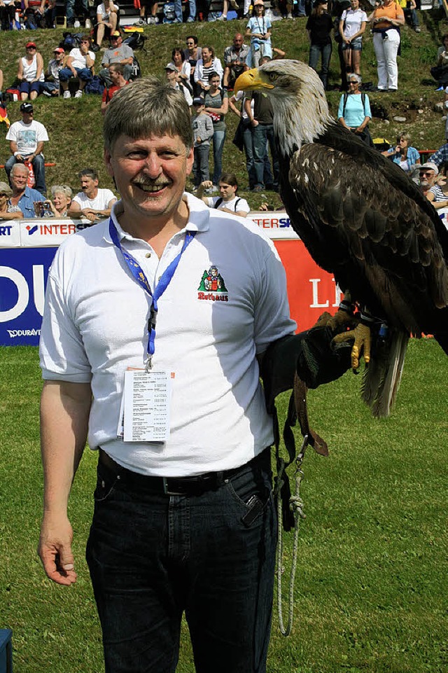 Auf den Arm genommen: Stadionsprecher ... fnf Kilo wiegenden Weikopfseeadler.  | Foto: Dieter Maurer