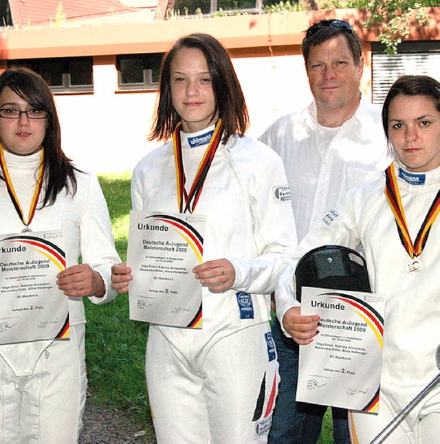 Sabrine Arnautova, Alexandra und Olga ...rbandstrainer Jrg Ruppenthal Silber.   | Foto: Hubert Bleyer