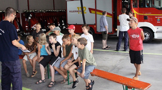 Bei der Feuerwehr instruierte Jugendle...e Lschtechniken bei Haushaltsbrnden.  | Foto: BZ