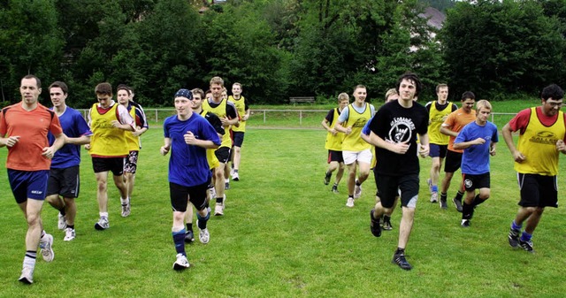 Ohne Dehnbarkeit und Kondition luft n...m Stadion am Festplatz Obersimonswald.  | Foto: Karin Heiss