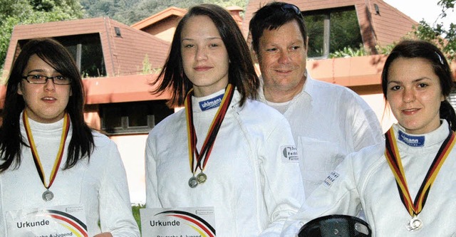 Die A-Jugendfechterinnen Sabrine Arnau...a Ehler im Einzel die Bronzemedaille.   | Foto: Bleyer