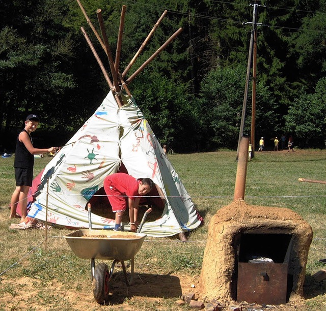 Indianerzelt mit   Pizzabackofen:  Das...  wurde  am   Freitag  erffnet.        | Foto: Ingrid  Jennert