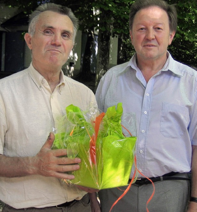 Paul Renz (rechts) verabschiedet seine...raktionssprecher der CDU Klaus Fleck.   | Foto: BZ