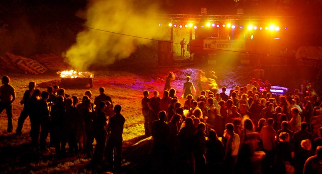 Ein bisschen gespenstisch:   rockende  Besucher bei der Rocknacht.   | Foto: Decoux-Kone