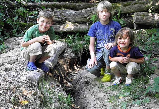 Yannis (8),  Lionel (10) und Loui-Mitj...t einem halben Jahr ist es versiegt.    | Foto: Schopferer