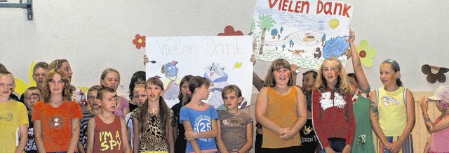 Mit Liedern und Gedichten bedankten si...chen Kinder bei ihren Gastfamilien.     | Foto: Dehmel