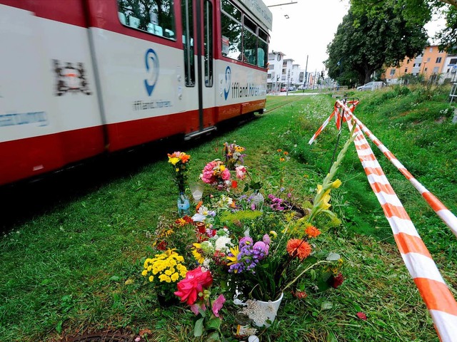 Blumen erinnern an den tdlichen Unfal...igen in Vauban am vergangenen Freitag.  | Foto: Rita Eggstein