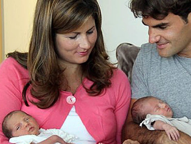 Mirka und Roger Federer mit den Zwillingen   | Foto: AFP