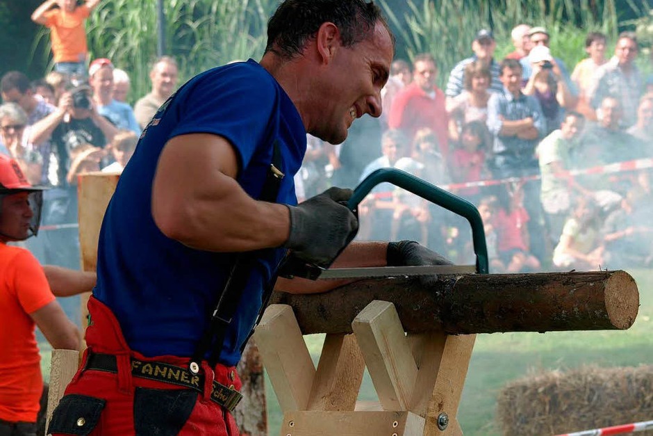 Zäh empfand nicht nur Christian Schwarz die Aufgabe, Holzrollen mit der Bügelsäge zu zersägen (Foto: Karin Stöckl-Steinebrunner) Zäh empfand nicht nur Christian Schwarz die Aufgabe, Holzrollen mit der Bügelsäge zu zersägen (Foto: Karin Stöckl-Steinebrunner)