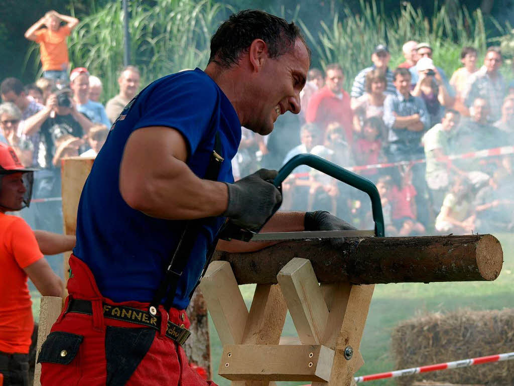 Zh empfand nicht nur Christian Schwarz die Aufgabe, Holzrollen mit der Bgelsge zu zersgen