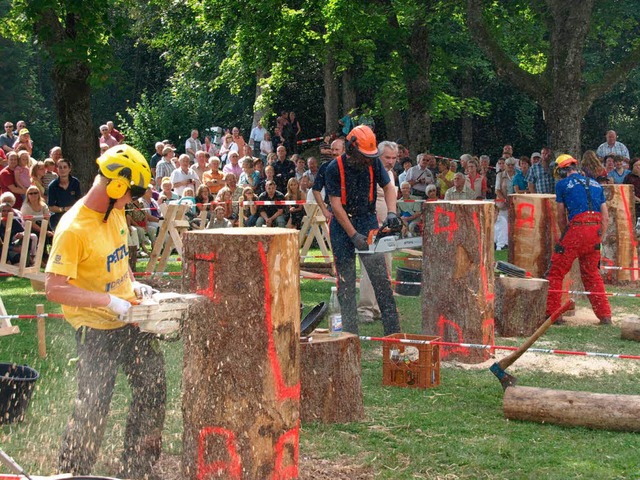 Ein spannendes Kopf-an-Kopf-Rennen lie...nften Holzfllerwettbewerbs in Husern  | Foto: Karin Stckl-Steinebrunner