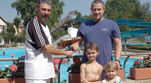 Die Freibad-Saison liegt im Durchschni...ssen Kindern Nick und Mia ein Prsent.  | Foto: Alexander Anlicker