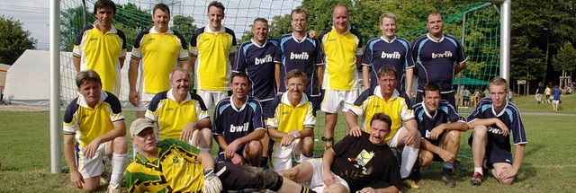 Die Bauwagenmannschaft Hllstein (in B...erpokal des Hsinger Grmpelturniers.   | Foto: Vera Winter