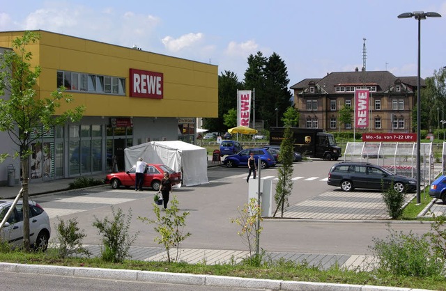 Im Rewe-Markt sieht Leiterin Carolin M...ieder mit Randalierern konfrontiert.    | Foto: Gerard