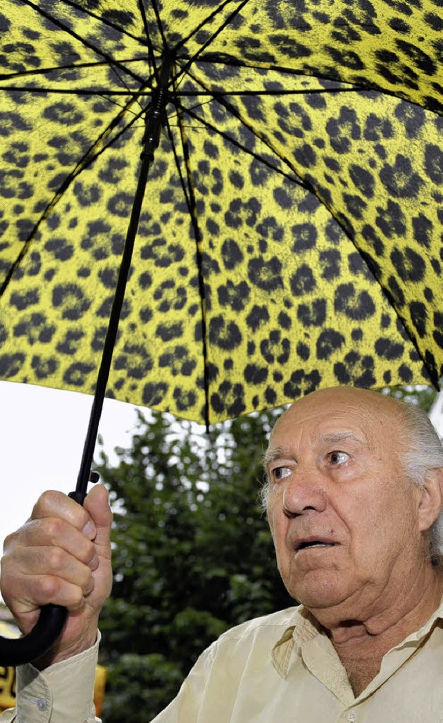 Michel Piccoli in Locarno unter dem  Leopardenschirm.   | Foto: dpa