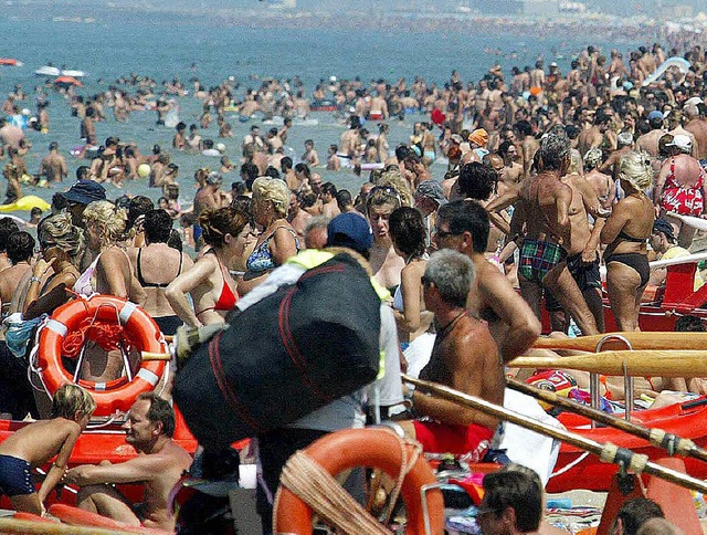Die Italiener und ihr Strand: Es msse...iele Menschen auf einem Fleck  sein.    | Foto: DPA