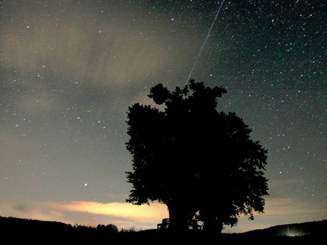 Sternschnuppen am Nachthimmel.  | Foto: dpa