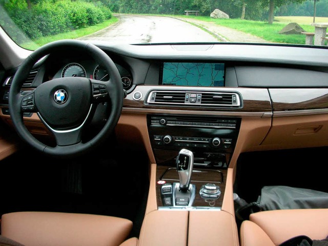 Alles im Blick hat der Fahrer eines BMW 740i  | Foto: Hans-Henning Kiefer
