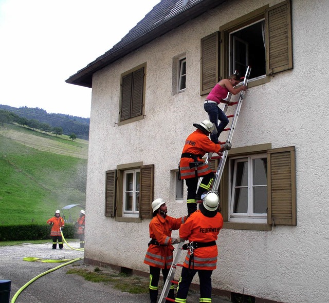 Bei  der  bung der  Feuerwehr Mnster...sbewohner zu retten und zu versorgen.   | Foto: Eberhard GROSS