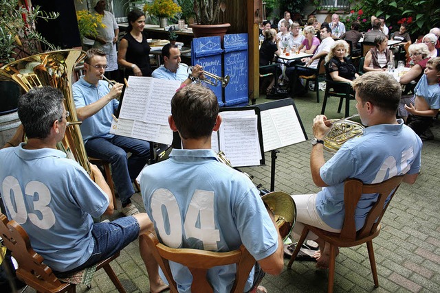 Tolle Nummer:  Brass 5  berzeugt im Krone-Innenhof.  | Foto: Werner Schnabl