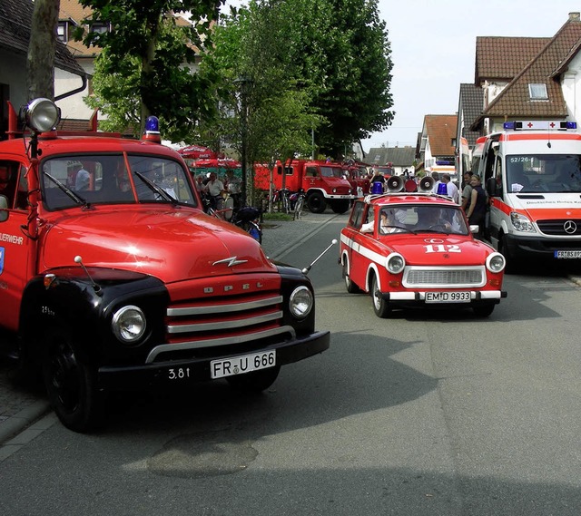 Deutsch-deutsche Feuerwehrnostalgie: O...er des Neuershausener Feuerwehrhocks.   | Foto: mario schneberg