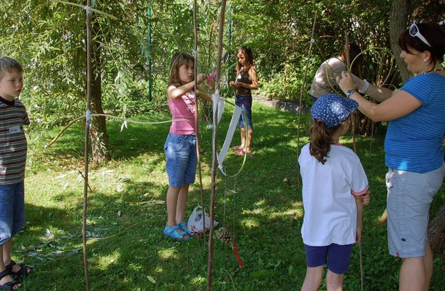 Kinder bastelten im Rahmen des Ihringe...ienprogramms  individuelle Windfnger.  | Foto: livia noll