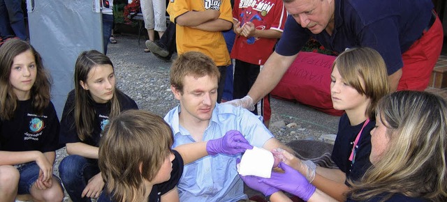 Hugo Kornmeier von der Kreisbereitscha...an Kalusok von der Ortsgruppe Lrrach.  | Foto: Ines Bode