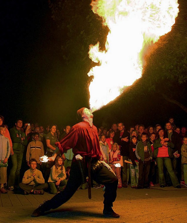 Feuershow mit El Fuego, Vortrag mit Namensforscher Konrad Kunze.   | Foto: Erg/BZ
