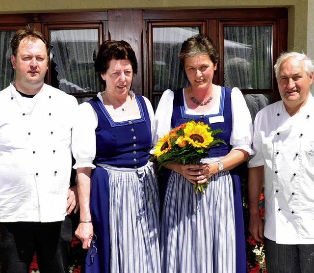 Juniorchef Wolfgang Heinen (links), Ha...onika Kaiser (rechts)  zum Jubilum.    | Foto: Stefan Pichler