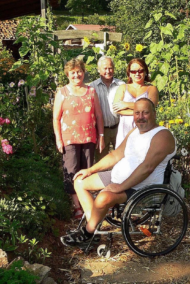 Peter Thamm im Rollstuhl und Birgit Gu...neuen Waldbauerngarten in Enkenstein.   | Foto: Georg Diehl