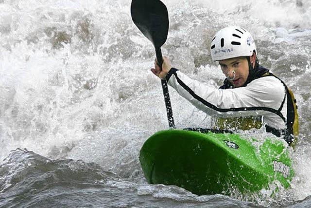 Video: Wildwassersportler erobern den Rhein