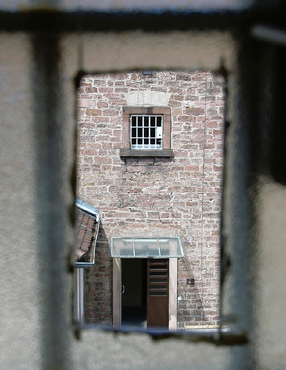 Einblicke ins alte Gefängnis gibt es  ...fer  und Stadtarchivar Wolfgang Gall.   | Foto: Fotos: Mehmet Dogan