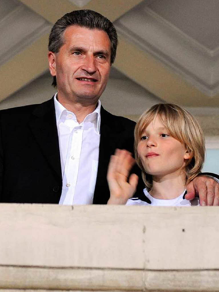 Der Ministerpraesident von Baden-Wrttemberg, Gnther Oettinger (CDU, M.), sein Sohn Alexander auf der V.I.P.-Tribne