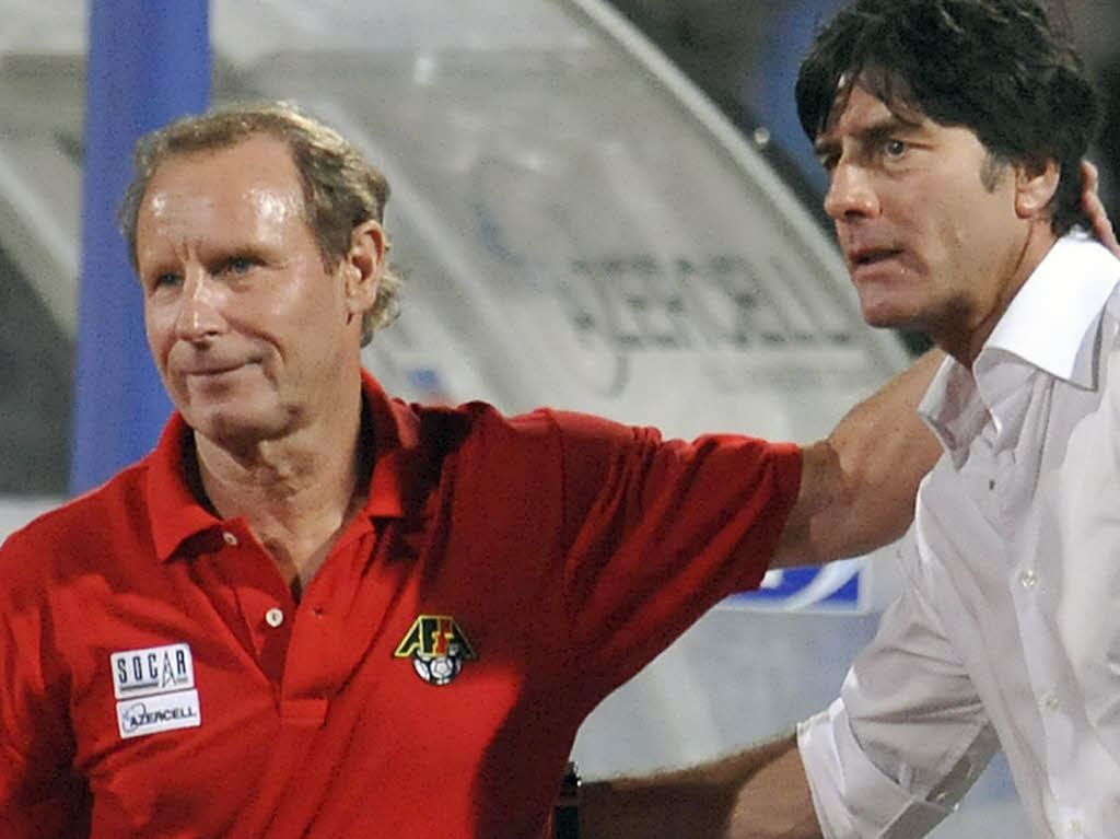 Bundestrainer Joachim Lw (r) verabschiedet sich nach dem Schlusspfiff vom aserbaidschanischen Nationaltrainer Berti Vogts.