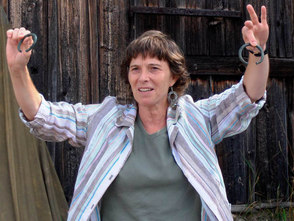 Dr. Jutta Klug-Treppe zeigt den überraschenden Bronzezeitfund: zwei Armreife. Dr. Jutta Klug-Treppe zeigt den überraschenden Bronzezeitfund: zwei Armreife.