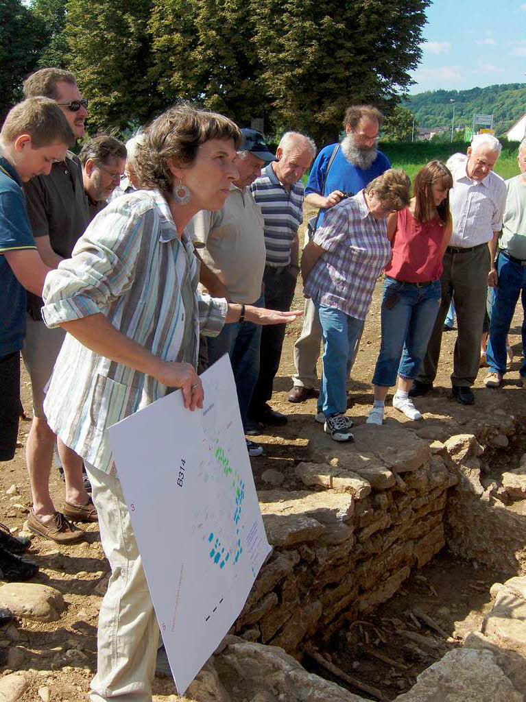 Die wissenschaftliche Leiterin Dr. Klug-Treppe bei der Erklrung eines Steinkistengrabs in Tockenmauer-Bauweise.