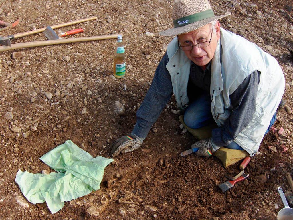 Franz Falkenstein bei der Arbeit am Grab eines ca. 6-jhrigen Mdchens. Das feuchte Papier soll Reste eines Holzsarges schtzen.