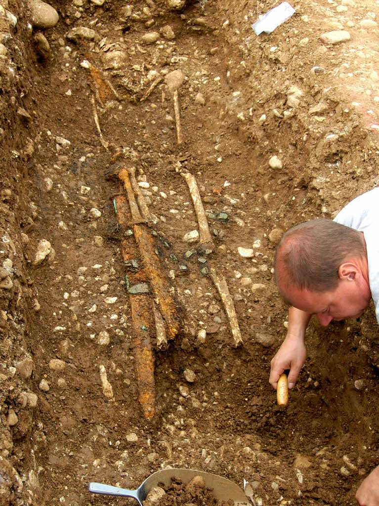 Dieser Mann wurde mit zwei Schwertern und Reiterlanze sowie einem Grtel mit Schmuckelementen beerdigt.