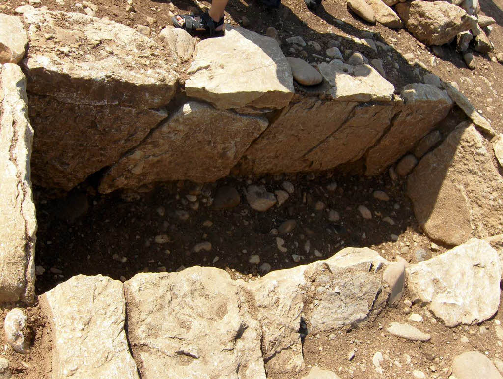 Mit Steinplatten wurde dieses Grab befestigt.