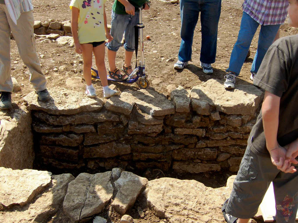 Ein Steinkistengrab in Trockenmauer-Bauweise