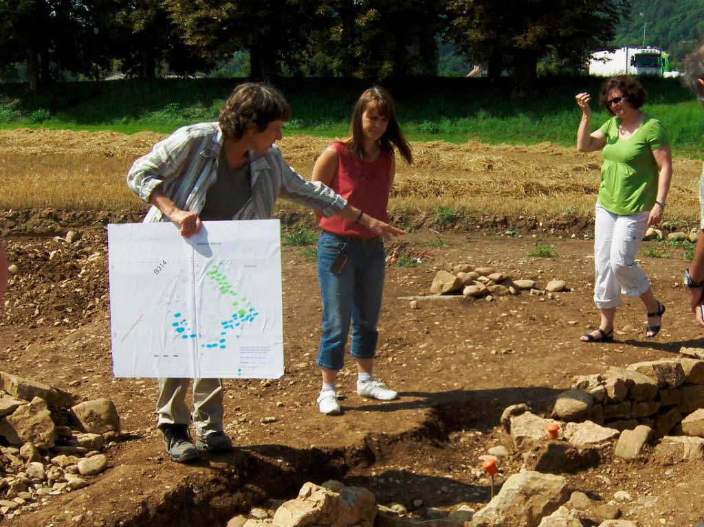 Dr. Jutta Klug-Treppe  informiert die vielen Interessierten ber den Stand der archologischen Grabungen.