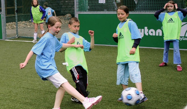 as Minispielfeld zwischen Sporthalle u...Anwohner leiden aber unter dem Lrm.    | Foto: D. MAURER