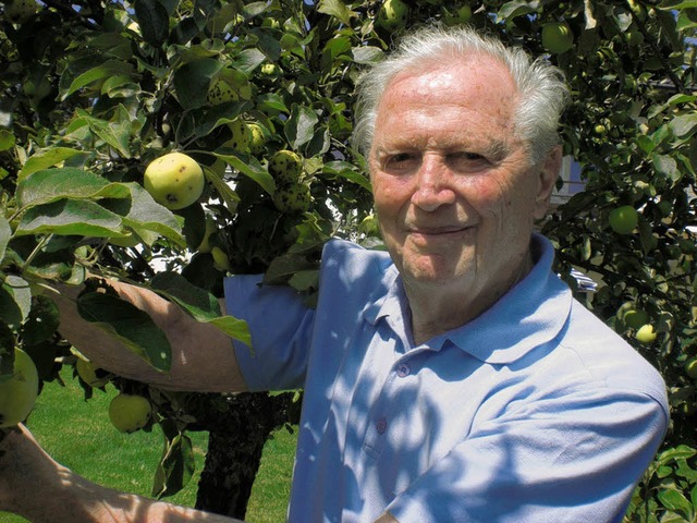 Werner Weis, Gymnasiums-Direktor a.D. freut sich ber die Ernte im Garten.   | Foto: Heidi Beha