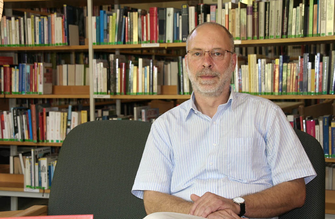 Herr ber Zehntausende von Bchern:  S... Menter  Leiter der Stadtbibliothek.    | Foto: Marlies Jung-Knoblich
